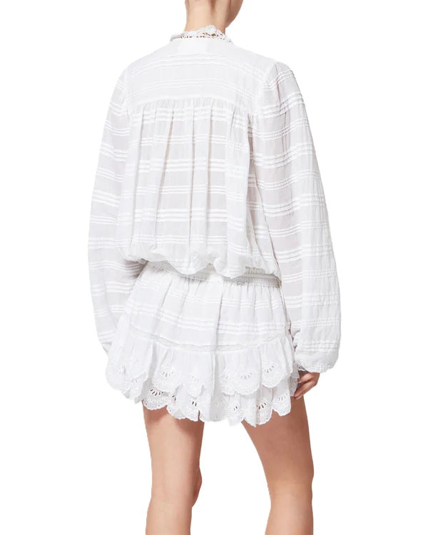 Kleid Isabel Marant PREYA in weiß. Dieses wunderschöne Kleid von Isabel Marant ist aus organischer Baumwolle gefertigt und besticht durch seine florale Spitze mit verspielten Volants. Das Minikleid verfügt über einen Tunika-Ausschnitt mit Kordeln zum Binden und Gummimanschetten am Ärmel. 