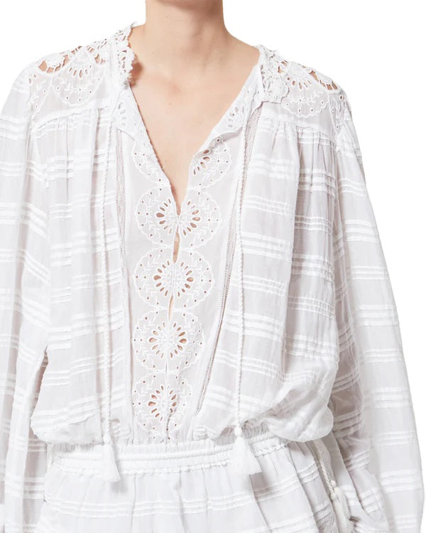 Kleid Isabel Marant PREYA in weiß. Dieses wunderschöne Kleid von Isabel Marant ist aus organischer Baumwolle gefertigt und besticht durch seine florale Spitze mit verspielten Volants. Das Minikleid verfügt über einen Tunika-Ausschnitt mit Kordeln zum Binden und Gummimanschetten am Ärmel. 
