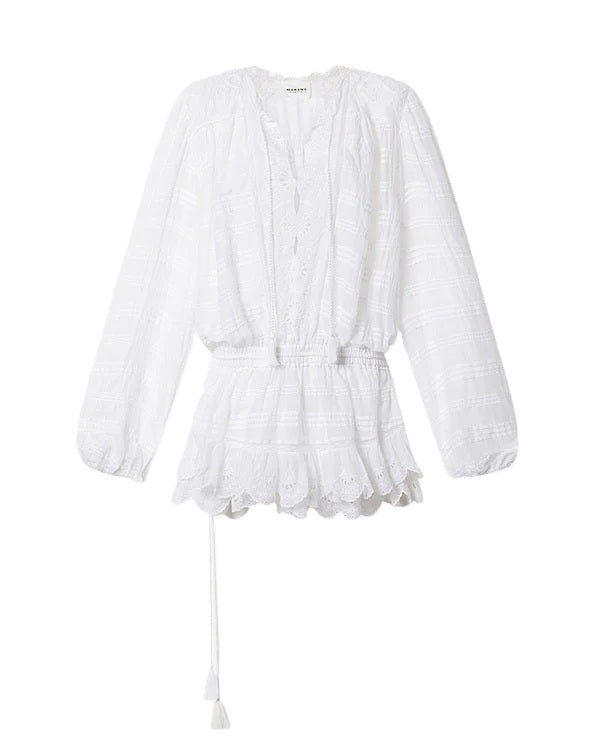Kleid Isabel Marant PREYA in weiß. Dieses wunderschöne Kleid von Isabel Marant ist aus organischer Baumwolle gefertigt und besticht durch seine florale Spitze mit verspielten Volants. Das Minikleid verfügt über einen Tunika-Ausschnitt mit Kordeln zum Binden und Gummimanschetten am Ärmel. 
