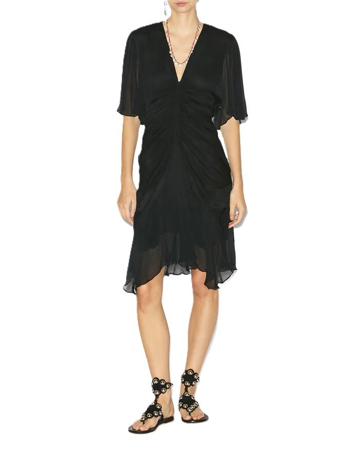 Kleid Isabel Marant VIVIENNE in schwarz. Dieses Musselinkleid begeistert mit seinem femininen V-Ausschnitt und gerafften kurzen Ärmeln mit zarten Volants. Seitentaschen und ein verdeckter seitlicher Reißverschluss sorgen für Komfort.  Raffinierte Falten vorne.