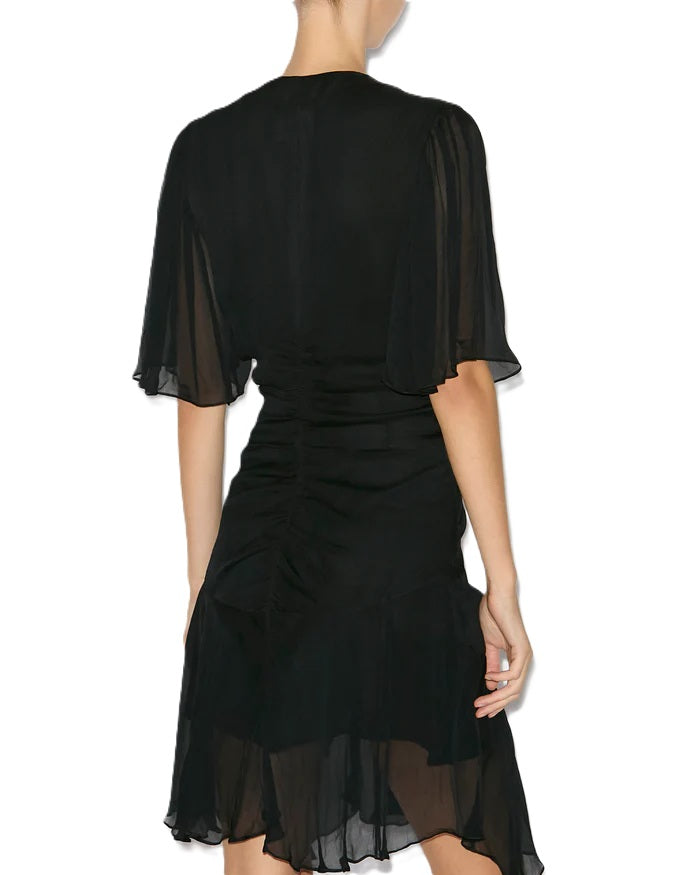 Kleid Isabel Marant VIVIENNE in schwarz. Dieses Musselinkleid begeistert mit seinem femininen V-Ausschnitt und gerafften kurzen Ärmeln mit zarten Volants. Seitentaschen und ein verdeckter seitlicher Reißverschluss sorgen für Komfort.  Raffinierte Falten vorne.