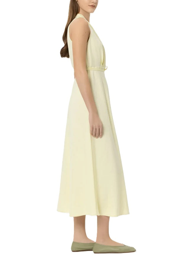 Kleid von Luisa Cerano in gelb aus Leinen. Das Kleid hat keine Aermel und einen Bindeguertel. Der Rock ist leicht ausgestellt und es hat einen Reissverschluss. 