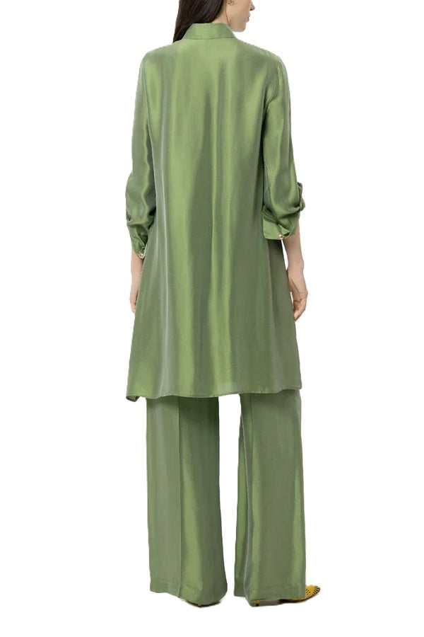 Hemdblusenkleid von Luisa Cerano in grün mit Brusttaschen und goldenen Karabinern. Mit Kragen und Aermeln zum Krempeln. 