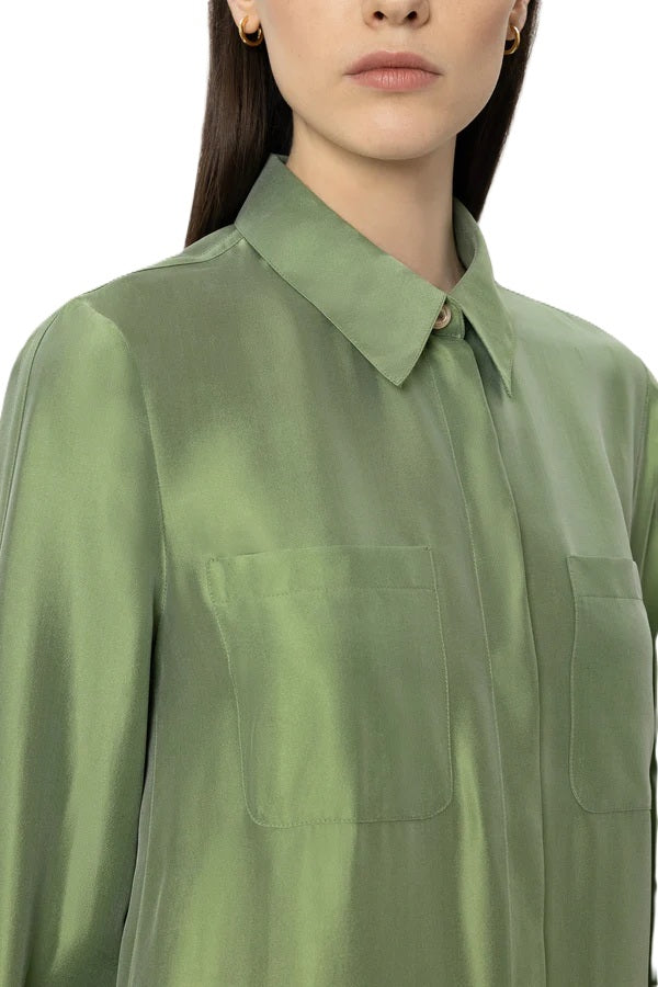 Hemdblusenkleid von Luisa Cerano in grün mit Brusttaschen und goldenen Karabinern. Mit Kragen und Aermeln zum Krempeln. 