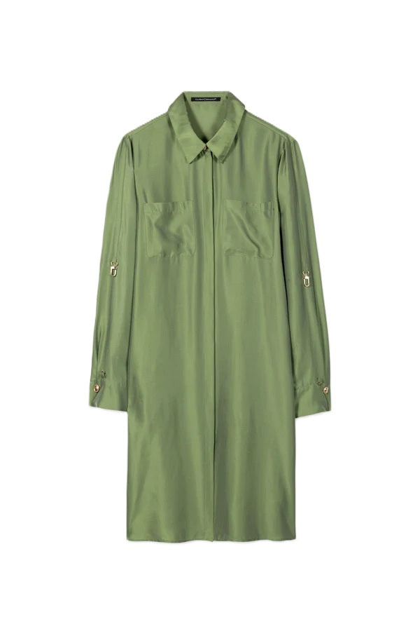 Hemdblusenkleid von Luisa Cerano in grün mit Brusttaschen und goldenen Karabinern. Mit Kragen und Aermeln zum Krempeln. 