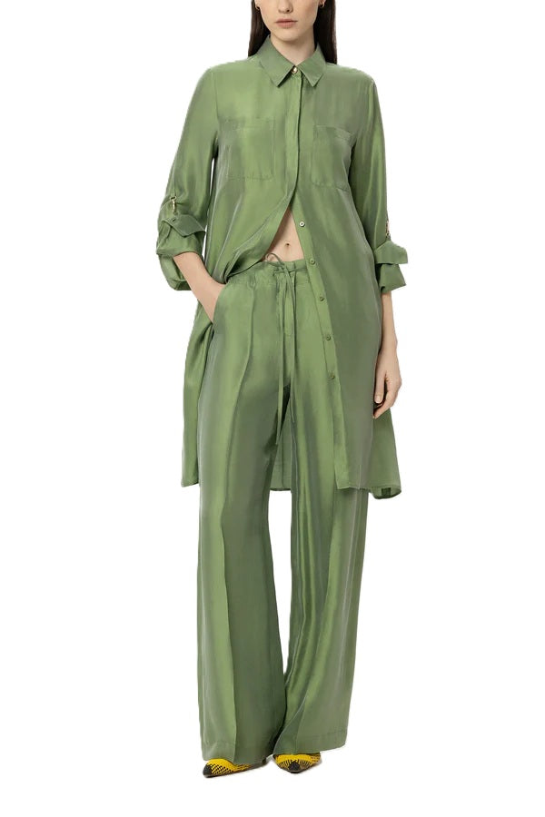 Hemdblusenkleid von Luisa Cerano in grün mit Brusttaschen und goldenen Karabinern. Mit Kragen und Aermeln zum Krempeln. 