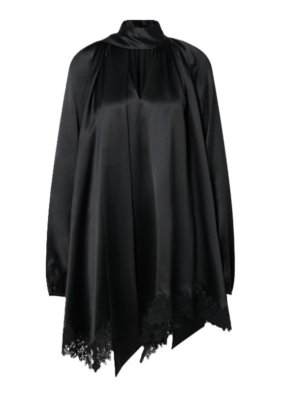 Kleid Malina Norea Lace Hem Satin Mini Dress in schwarz. Relaxed Satin-Minikleid mit Spitzensaum. Dieses Kleid hat eine lockere Passform und einen asymmetrischen Saum. Der Saum ist umrandet mit Spitzenelementen. Es hat einen femininen V-Ausschnitt mit Schaldetails.