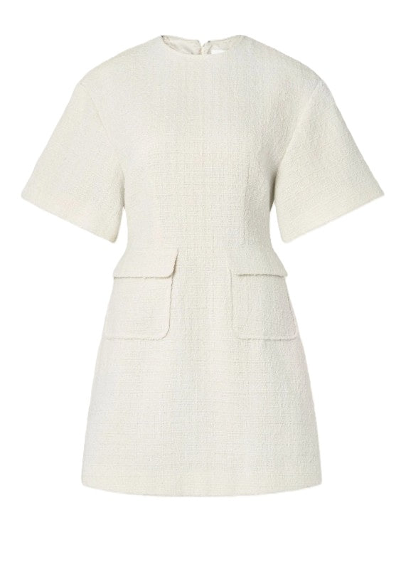 Kleid Malina Rayna Boucle Mini Dress in ecru. Boucle Minikleid mit Taschen. Bezauberndes Kleid mit kurzen Ärmeln und aufgesetzten Taschen. Das Kleid hat einen Rundhalsausschnitt und einen verdeckten Reißverschluss auf der Rückseite.