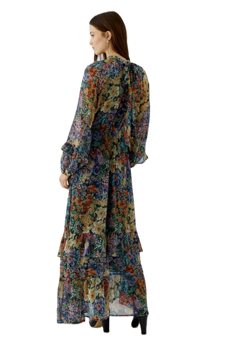 Kleid Oui. Wunderschönes romantisches Kleid. Das Kleid hat einen tollen 3D Blumenprint, dadurch bekommt es eine ganz besondere Optik. Es ist lang geschnitten und hat einen Gürtel. Die Ärmel schließen mit hübschen Volants- Rüschendetails ab. Das Kleid hat einen Stehkragen mit Schluppenband.