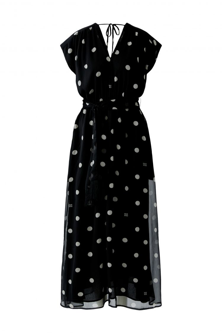 Kleid von Oui in schwarz mit weißen Punkten und Bindegürtel, überschnittene Ärmel und V-Ausschnitt. 