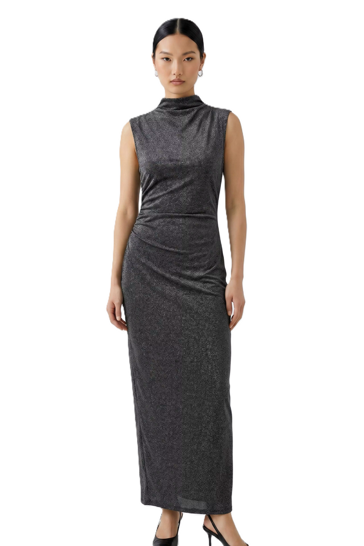 Kleid Oui in Silber-Schwarz. Jersey mit Glanzgarn und funkelnder Optik. Figurbetonter Maxi-Schnitt mit Raffungen an Hüfte und Schulter. Kurzer Stehkragen und ärmelloses Design. Mit Jerseyfutter.