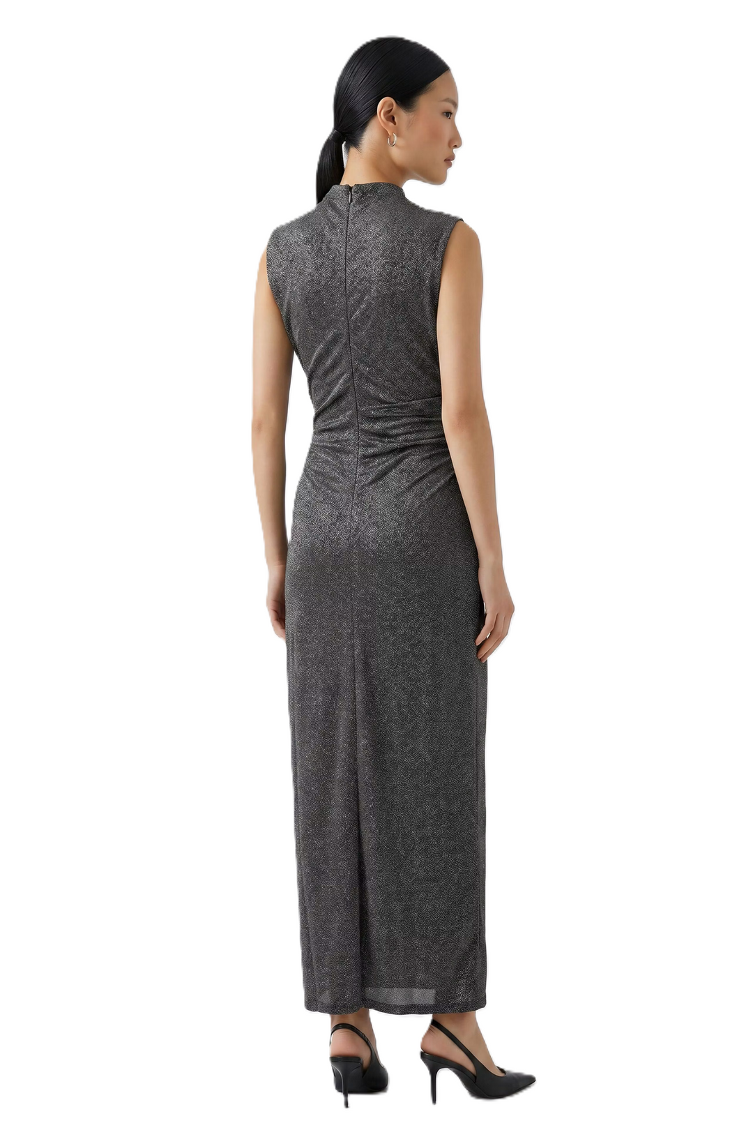 Kleid Oui in Silber-Schwarz. Jersey mit Glanzgarn und funkelnder Optik. Figurbetonter Maxi-Schnitt mit Raffungen an Hüfte und Schulter. Kurzer Stehkragen und ärmelloses Design. Mit Jerseyfutter.