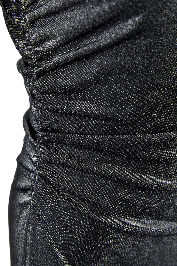 Kleid Oui in Silber-Schwarz. Jersey mit Glanzgarn und funkelnder Optik. Figurbetonter Maxi-Schnitt mit Raffungen an Hüfte und Schulter. Kurzer Stehkragen und ärmelloses Design. Mit Jerseyfutter.