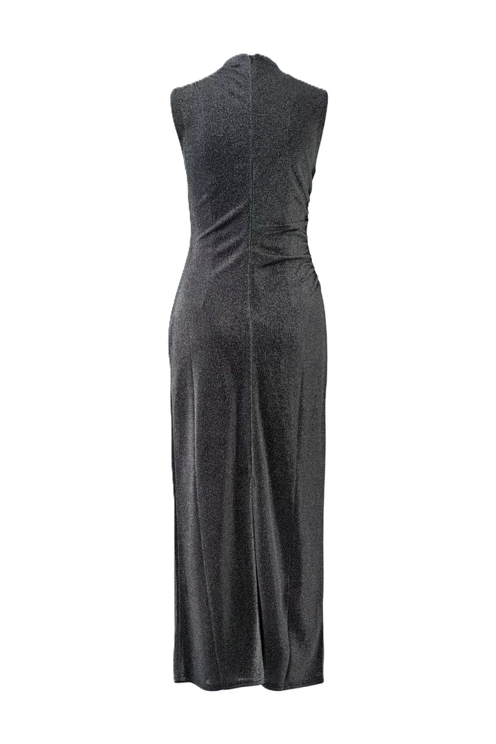 Kleid Oui in Silber-Schwarz. Jersey mit Glanzgarn und funkelnder Optik. Figurbetonter Maxi-Schnitt mit Raffungen an Hüfte und Schulter. Kurzer Stehkragen und ärmelloses Design. Mit Jerseyfutter.