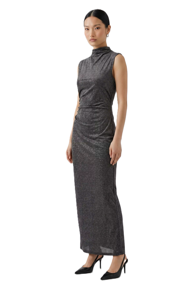 Kleid Oui in Silber-Schwarz. Jersey mit Glanzgarn und funkelnder Optik. Figurbetonter Maxi-Schnitt mit Raffungen an Hüfte und Schulter. Kurzer Stehkragen und ärmelloses Design. Mit Jerseyfutter.