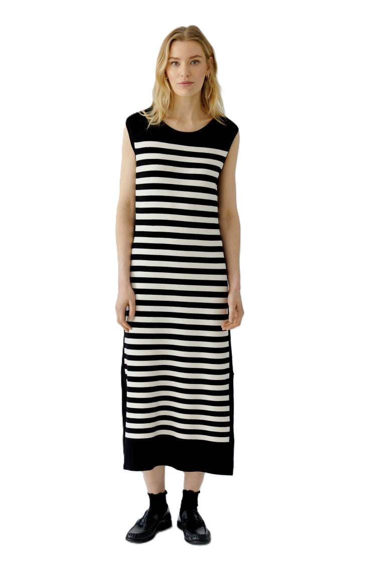 Gestreiftes Strickkleid von Oui mit Bindeband auf der Rückseite und seitlichen Schlitzen in Strick. 