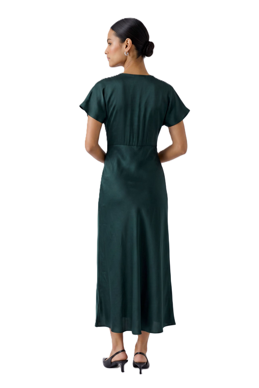 Kleid Oui in Scarab Dunkelgrün. Fließende Satinoptik mit figurbetontem Schnitt und langer Silhouette. Tiefer V-Ausschnitt, kurze Ärmel und kontrastierender Spitzenbesatz. Seitlicher, nahtfeiner Reißverschluss.