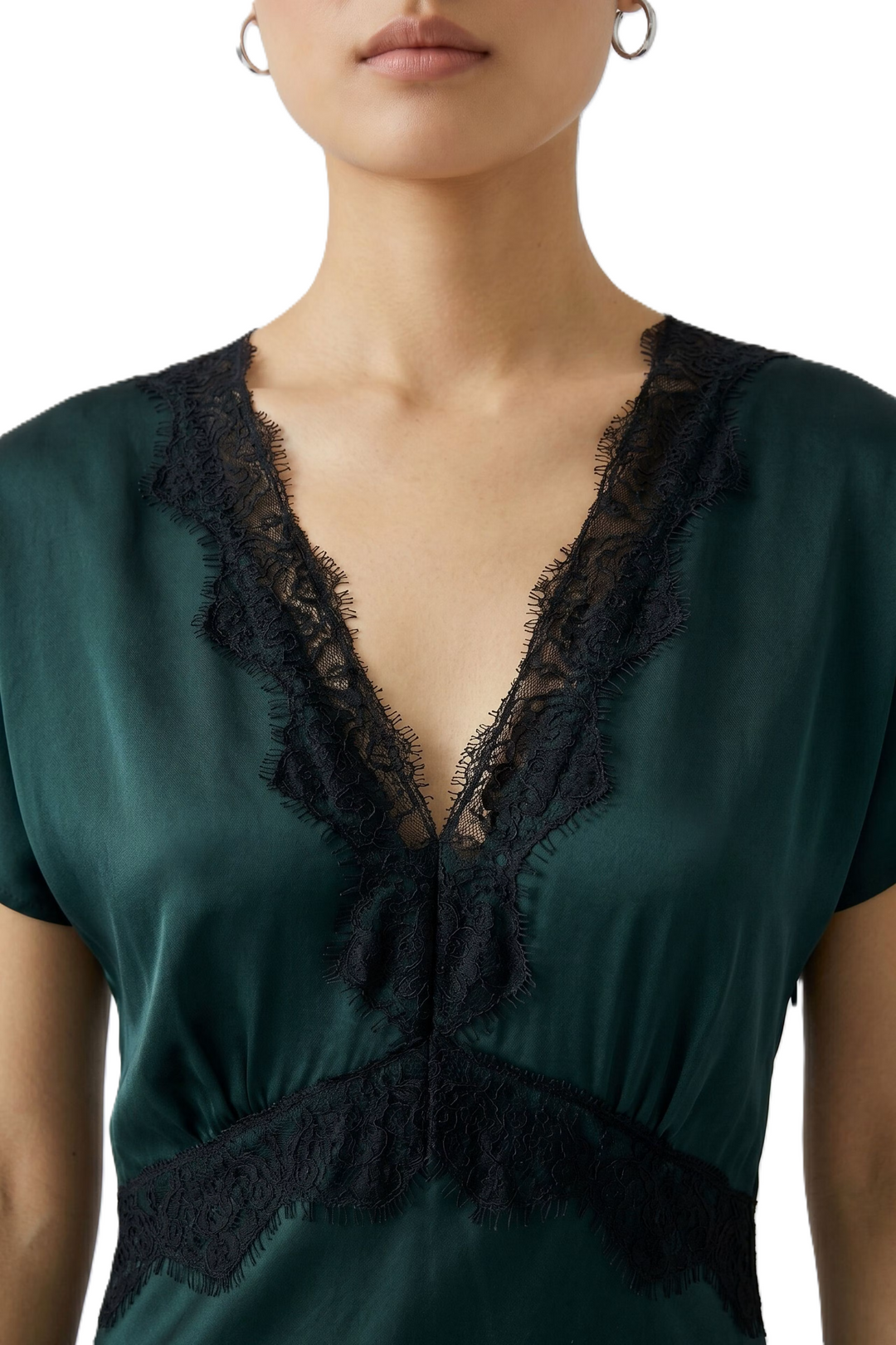 Kleid Oui in Scarab Dunkelgrün. Fließende Satinoptik mit figurbetontem Schnitt und langer Silhouette. Tiefer V-Ausschnitt, kurze Ärmel und kontrastierender Spitzenbesatz. Seitlicher, nahtfeiner Reißverschluss.