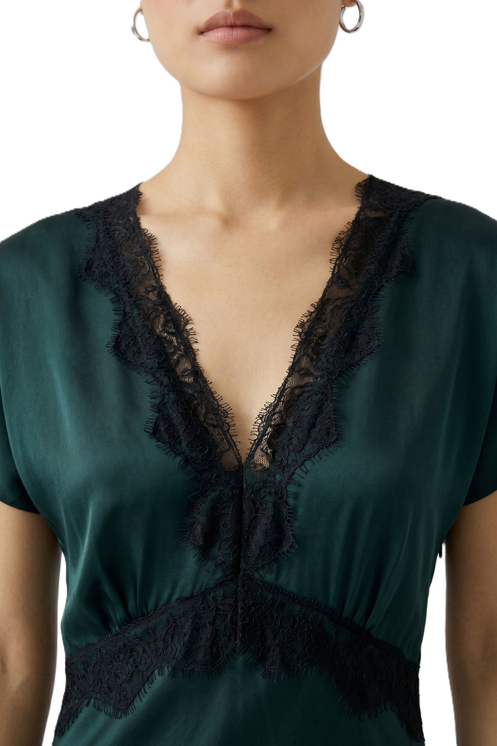 Kleid Oui in Scarab Dunkelgrün. Fließende Satinoptik mit figurbetontem Schnitt und langer Silhouette. Tiefer V-Ausschnitt, kurze Ärmel und kontrastierender Spitzenbesatz. Seitlicher, nahtfeiner Reißverschluss.