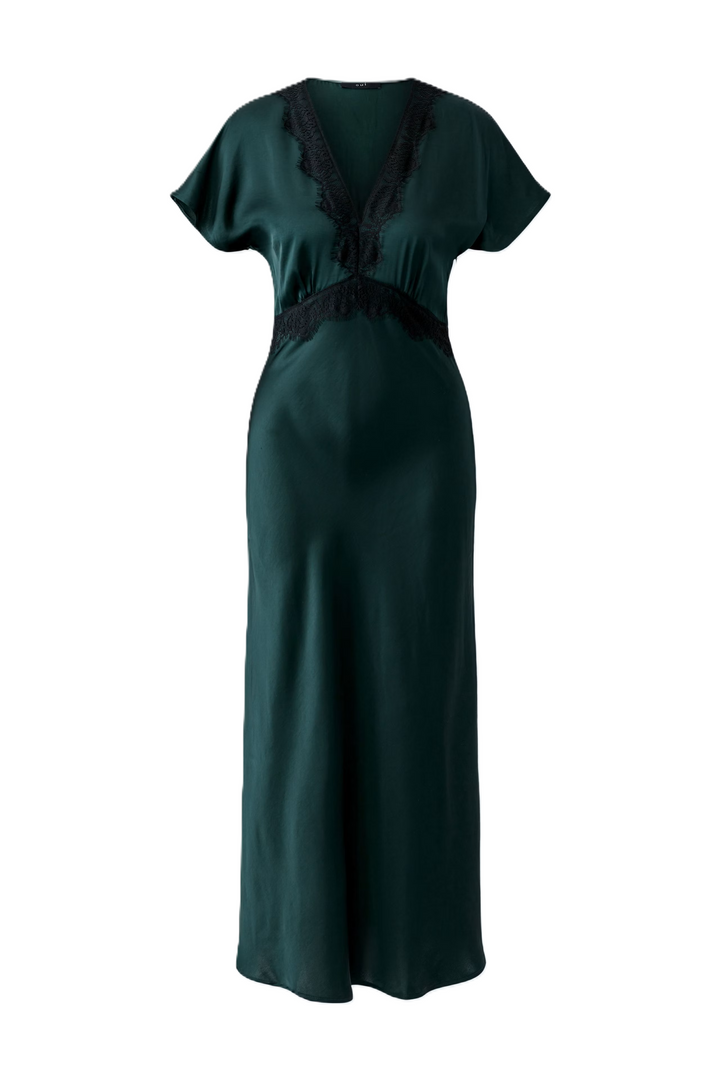 Kleid Oui in Scarab Dunkelgrün. Fließende Satinoptik mit figurbetontem Schnitt und langer Silhouette. Tiefer V-Ausschnitt, kurze Ärmel und kontrastierender Spitzenbesatz. Seitlicher, nahtfeiner Reißverschluss.
