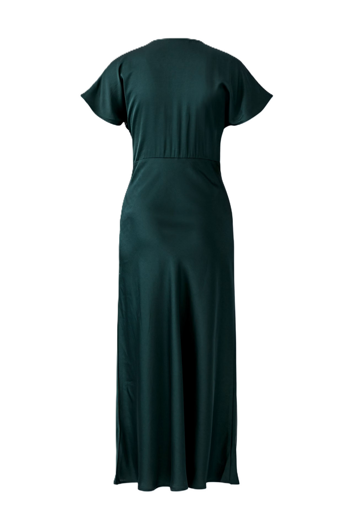 Kleid Oui in Scarab Dunkelgrün. Fließende Satinoptik mit figurbetontem Schnitt und langer Silhouette. Tiefer V-Ausschnitt, kurze Ärmel und kontrastierender Spitzenbesatz. Seitlicher, nahtfeiner Reißverschluss.