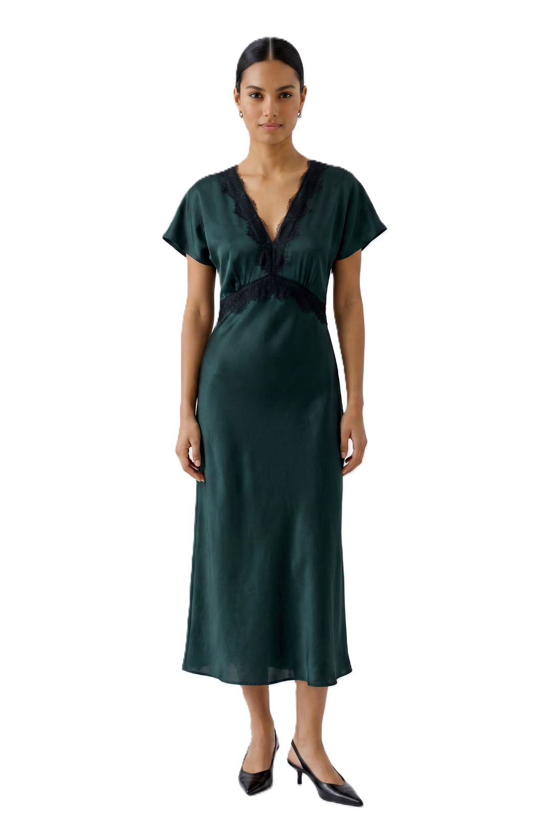 Kleid Oui in Scarab Dunkelgrün. Fließende Satinoptik mit figurbetontem Schnitt und langer Silhouette. Tiefer V-Ausschnitt, kurze Ärmel und kontrastierender Spitzenbesatz. Seitlicher, nahtfeiner Reißverschluss.