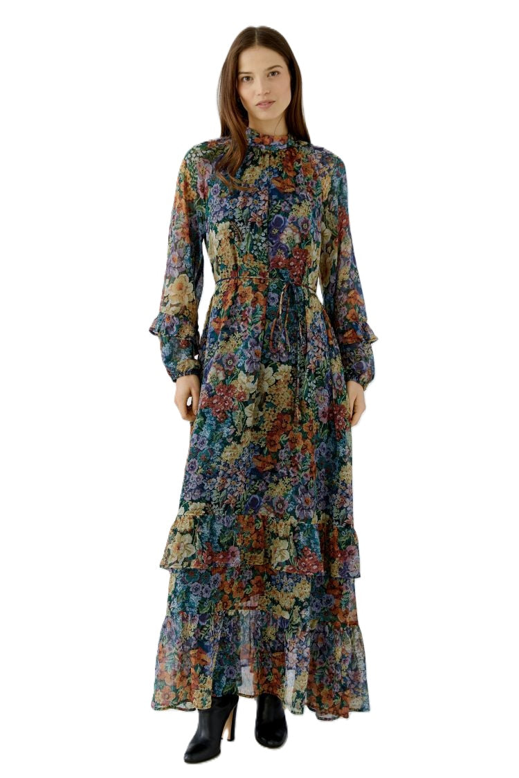 Kleid Oui. Wunderschönes romantisches Kleid. Das Kleid hat einen tollen 3D Blumenprint, dadurch bekommt es eine ganz besondere Optik. Es ist lang geschnitten und hat einen Gürtel. Die Ärmel schließen mit hübschen Volants- Rüschendetails ab. Das Kleid hat einen Stehkragen mit Schluppenband.