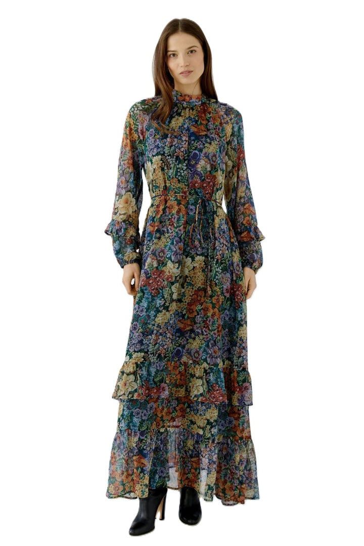 Kleid Oui. Wunderschönes romantisches Kleid. Das Kleid hat einen tollen 3D Blumenprint, dadurch bekommt es eine ganz besondere Optik. Es ist lang geschnitten und hat einen Gürtel. Die Ärmel schließen mit hübschen Volants- Rüschendetails ab. Das Kleid hat einen Stehkragen mit Schluppenband.