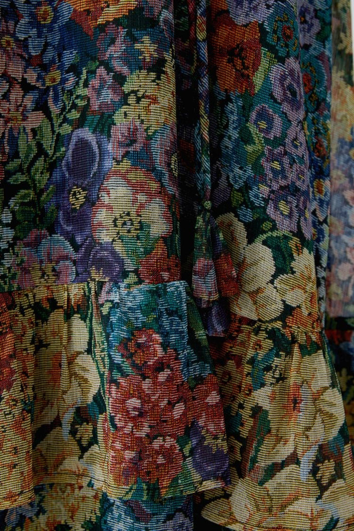 Kleid Oui. Wunderschönes romantisches Kleid. Das Kleid hat einen tollen 3D Blumenprint, dadurch bekommt es eine ganz besondere Optik. Es ist lang geschnitten und hat einen Gürtel. Die Ärmel schließen mit hübschen Volants- Rüschendetails ab. Das Kleid hat einen Stehkragen mit Schluppenband.