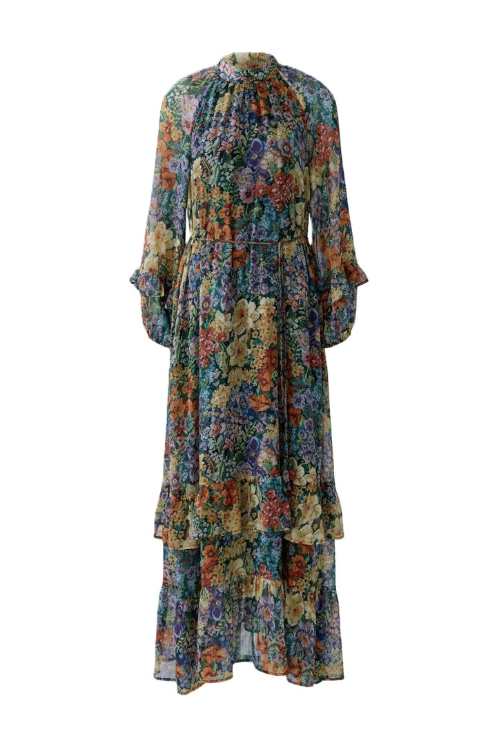 Kleid Oui. Wunderschönes romantisches Kleid. Das Kleid hat einen tollen 3D Blumenprint, dadurch bekommt es eine ganz besondere Optik. Es ist lang geschnitten und hat einen Gürtel. Die Ärmel schließen mit hübschen Volants- Rüschendetails ab. Das Kleid hat einen Stehkragen mit Schluppenband.
