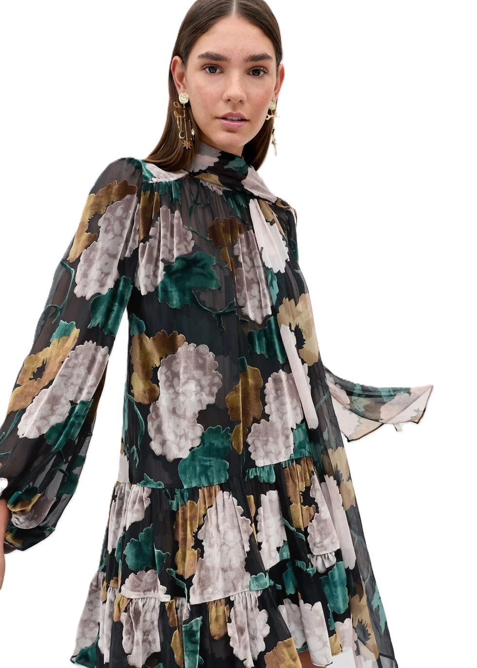 Kleid Rixo Anaya Dress Hydrangea Floral Charcoal. Super schönes feminines Kleid mit romantischem Blumendruck in herbstlichen Farben. Das Kleid hat einen Stehkragen mit Schluppe, mit der man spielen und variieren kann. Es hat eine gerade Form und der Rockteil ist in Volants gearbeitet. An den Ärmeln befinden sich Gummimanschetten