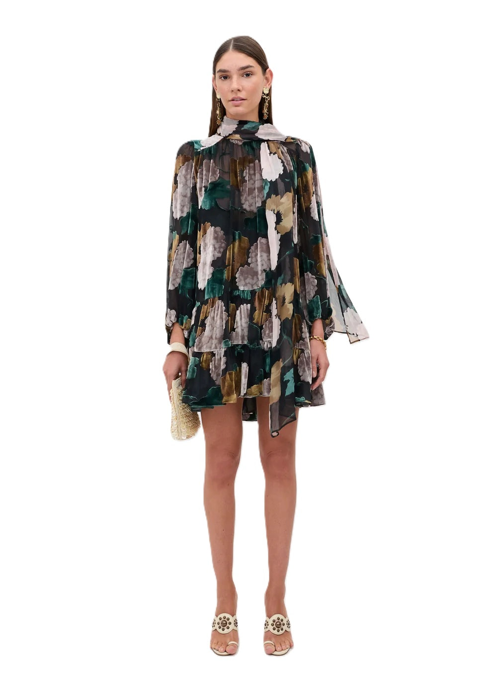 Kleid Rixo Anaya Dress Hydrangea Floral Charcoal. Super schönes feminines Kleid mit romantischem Blumendruck in herbstlichen Farben. Das Kleid hat einen Stehkragen mit Schluppe, mit der man spielen und variieren kann. Es hat eine gerade Form und der Rockteil ist in Volants gearbeitet. An den Ärmeln befinden sich Gummimanschetten