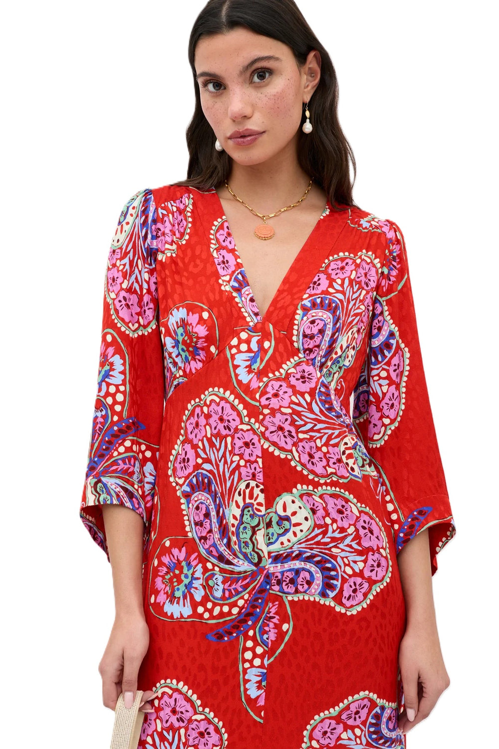 Kleid Rixo Dahlia Midi Satin Jaquard Dress in Butterfly Bloom Jaquard red.  Wunderschönes und besonderes Kleid in rot mit Paisleymuster. Das Kleid hat in sich noch einen Jaquarddruck. Es ist lang geschnitten mit Schlitz in der vorderen Mitte und Gürtel auf der Rückseite. 