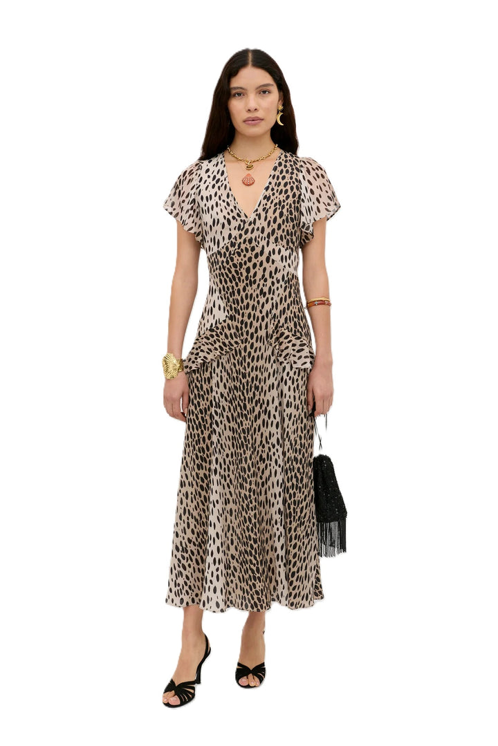 Kleid Rixo Evie in Antelope Spot Black. Das Kleid ist ein feminines Seidenkleid aus leichtem Crêpe de Chine. Das Modell besticht durch verspielte Georgette-Rüschen, einen BH-freundlichen V-Ausschnitt und ein verstellbares Taillenband, das die Figur sanft betont. Mit seiner Empire-Taille und dem charakteristischen Schrägschnitt fällt das Kleid unter der Brust leicht anliegend und ab der Taille locker und fließend. 