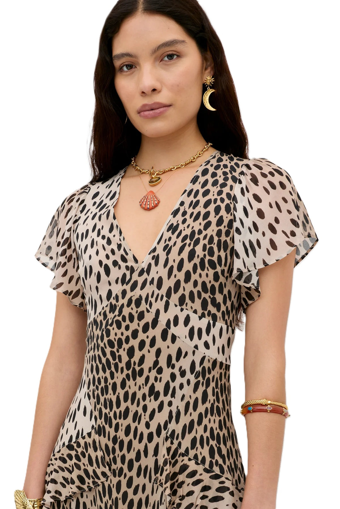 Kleid Rixo Evie in Antelope Spot Black. Das Kleid ist ein feminines Seidenkleid aus leichtem Crêpe de Chine. Das Modell besticht durch verspielte Georgette-Rüschen, einen BH-freundlichen V-Ausschnitt und ein verstellbares Taillenband, das die Figur sanft betont. Mit seiner Empire-Taille und dem charakteristischen Schrägschnitt fällt das Kleid unter der Brust leicht anliegend und ab der Taille locker und fließend. 