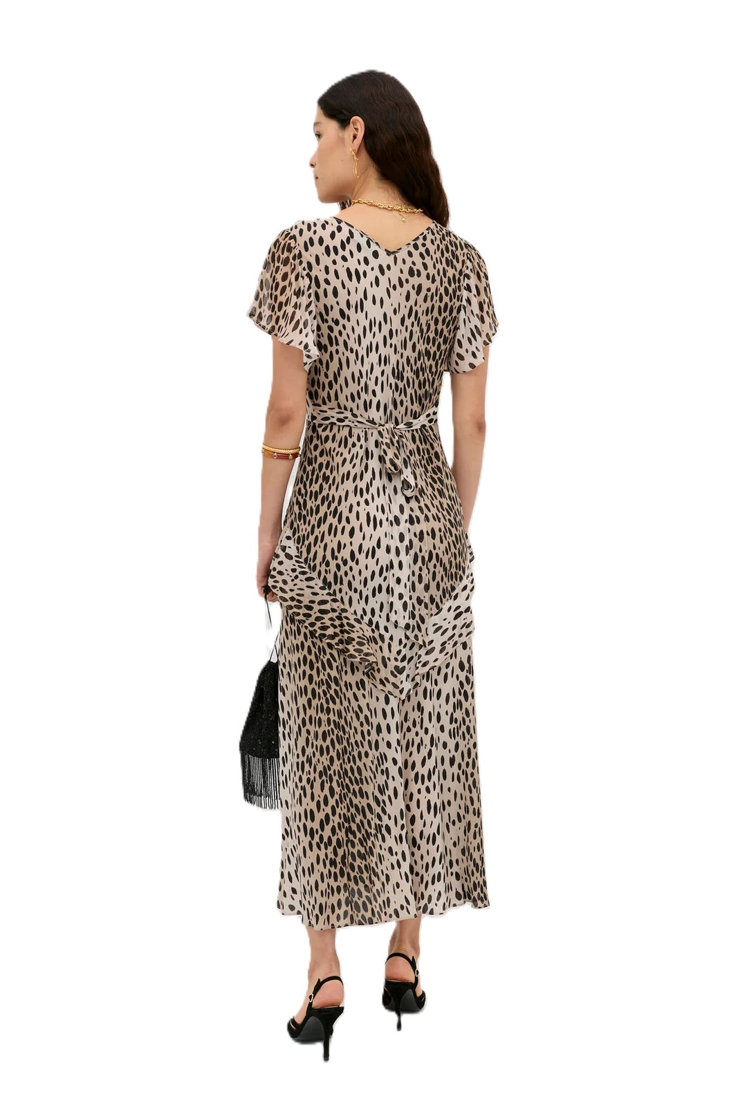Kleid Rixo Evie in Antelope Spot Black. Das Kleid ist ein feminines Seidenkleid aus leichtem Crêpe de Chine. Das Modell besticht durch verspielte Georgette-Rüschen, einen BH-freundlichen V-Ausschnitt und ein verstellbares Taillenband, das die Figur sanft betont. Mit seiner Empire-Taille und dem charakteristischen Schrägschnitt fällt das Kleid unter der Brust leicht anliegend und ab der Taille locker und fließend. 