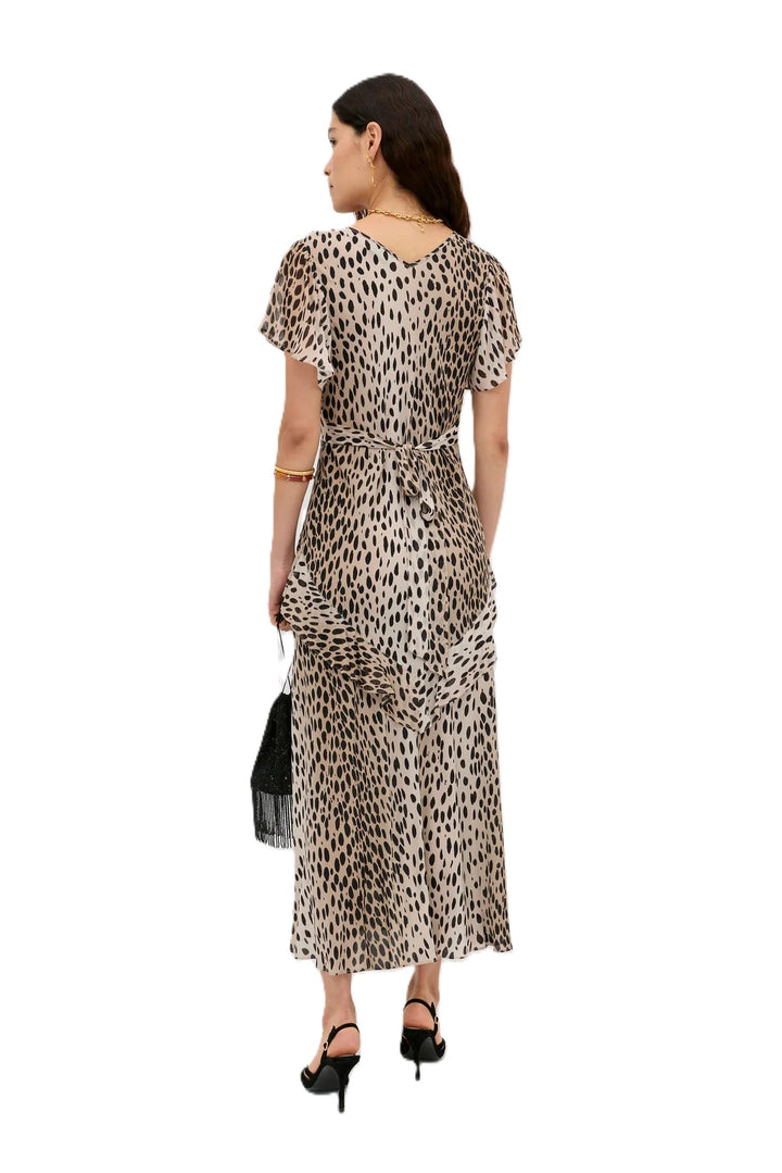 Kleid Rixo Evie in Antelope Spot Black. Das Kleid ist ein feminines Seidenkleid aus leichtem Crêpe de Chine. Das Modell besticht durch verspielte Georgette-Rüschen, einen BH-freundlichen V-Ausschnitt und ein verstellbares Taillenband, das die Figur sanft betont. Mit seiner Empire-Taille und dem charakteristischen Schrägschnitt fällt das Kleid unter der Brust leicht anliegend und ab der Taille locker und fließend. 
