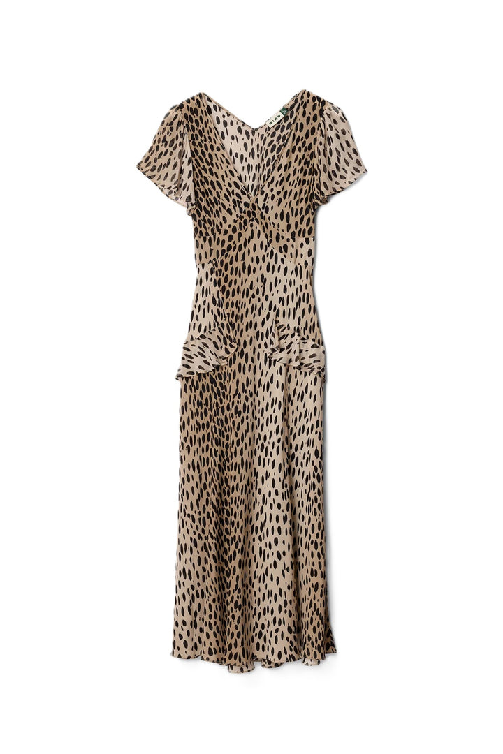 Kleid Rixo Evie in Antelope Spot Black. Das Kleid ist ein feminines Seidenkleid aus leichtem Crêpe de Chine. Das Modell besticht durch verspielte Georgette-Rüschen, einen BH-freundlichen V-Ausschnitt und ein verstellbares Taillenband, das die Figur sanft betont. Mit seiner Empire-Taille und dem charakteristischen Schrägschnitt fällt das Kleid unter der Brust leicht anliegend und ab der Taille locker und fließend. 