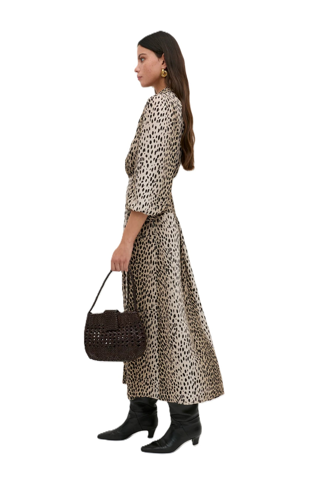 Kleid Rixo Izzy Dress Antelope Spot black. Feminines Kleid mit super schönem Leoprint. Das Kleid hat eine mittellange Länge und einen Kragen mit halber Knopfleiste. Der schöne V-Ausschnitt rundet das Design ab. In der Taille ist es schmal geschnitten, der Rockteil ist wieder etwas lässiger geschnitten. Die Ärmel sind 3/4 lang und können durch die Gummimanschette gerafft werden. 