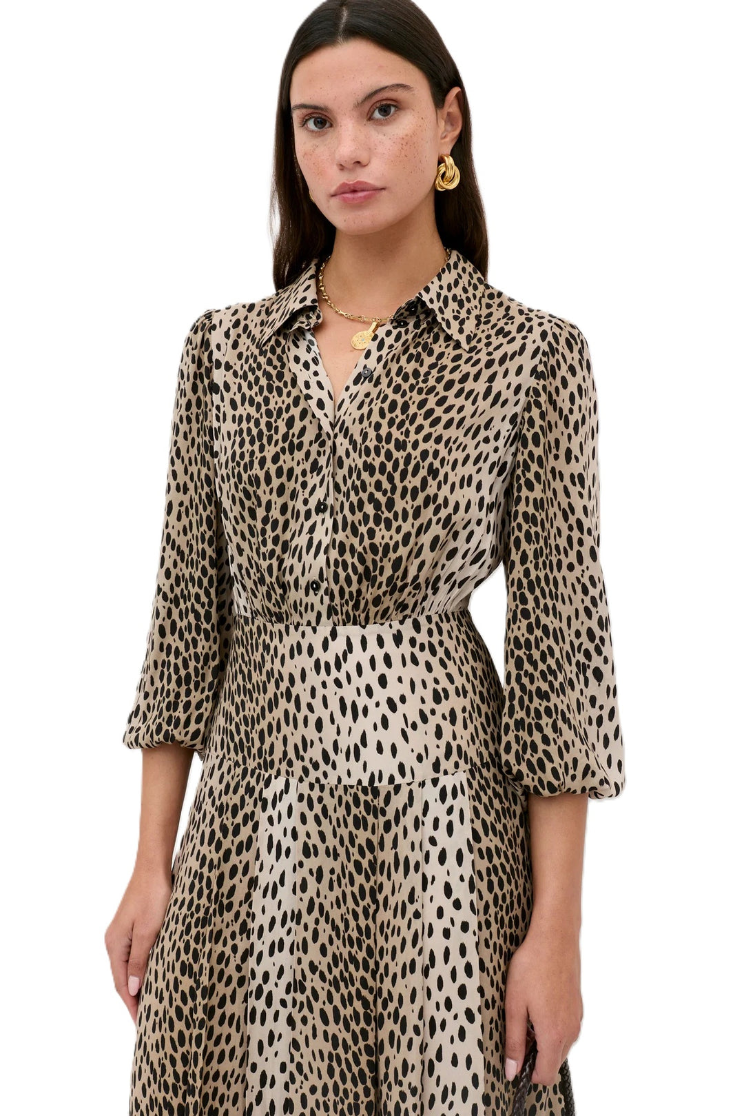 Kleid Rixo Izzy Dress Antelope Spot black. Feminines Kleid mit super schönem Leoprint. Das Kleid hat eine mittellange Länge und einen Kragen mit halber Knopfleiste. Der schöne V-Ausschnitt rundet das Design ab. In der Taille ist es schmal geschnitten, der Rockteil ist wieder etwas lässiger geschnitten. Die Ärmel sind 3/4 lang und können durch die Gummimanschette gerafft werden. 