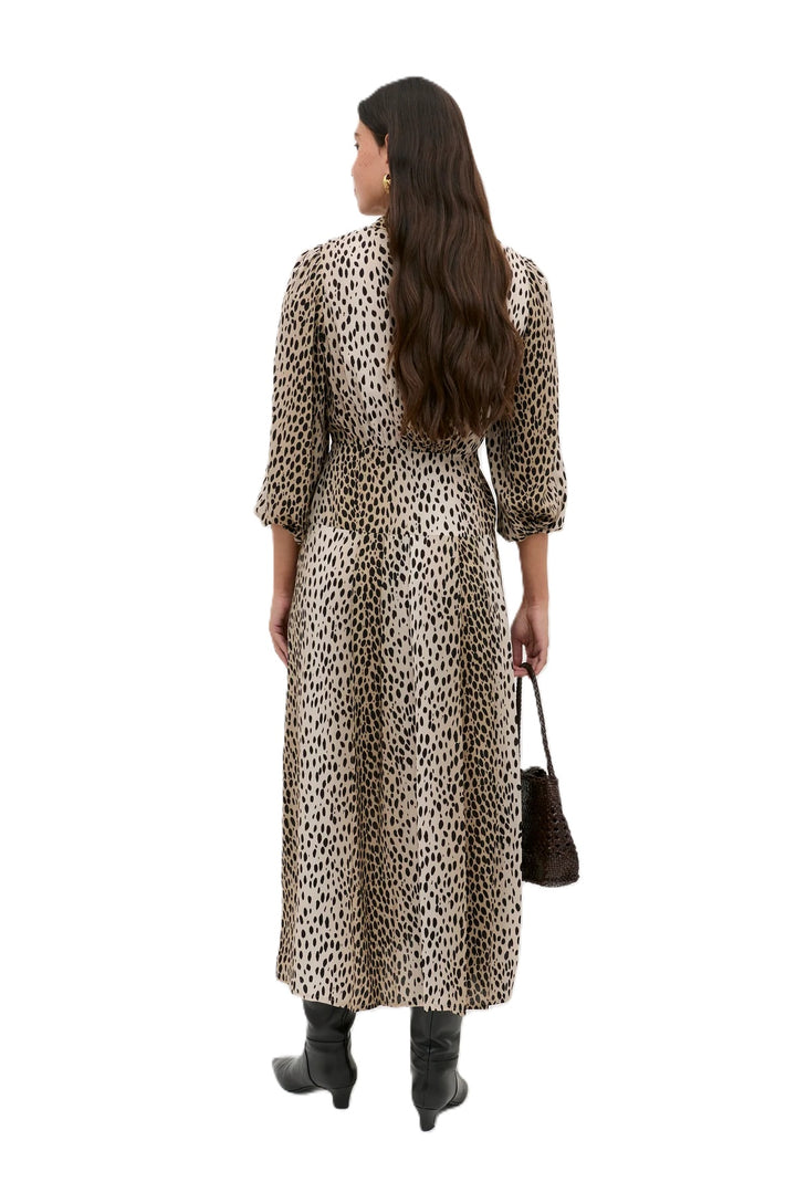 Kleid Rixo Izzy Dress Antelope Spot black. Feminines Kleid mit super schönem Leoprint. Das Kleid hat eine mittellange Länge und einen Kragen mit halber Knopfleiste. Der schöne V-Ausschnitt rundet das Design ab. In der Taille ist es schmal geschnitten, der Rockteil ist wieder etwas lässiger geschnitten. Die Ärmel sind 3/4 lang und können durch die Gummimanschette gerafft werden. 