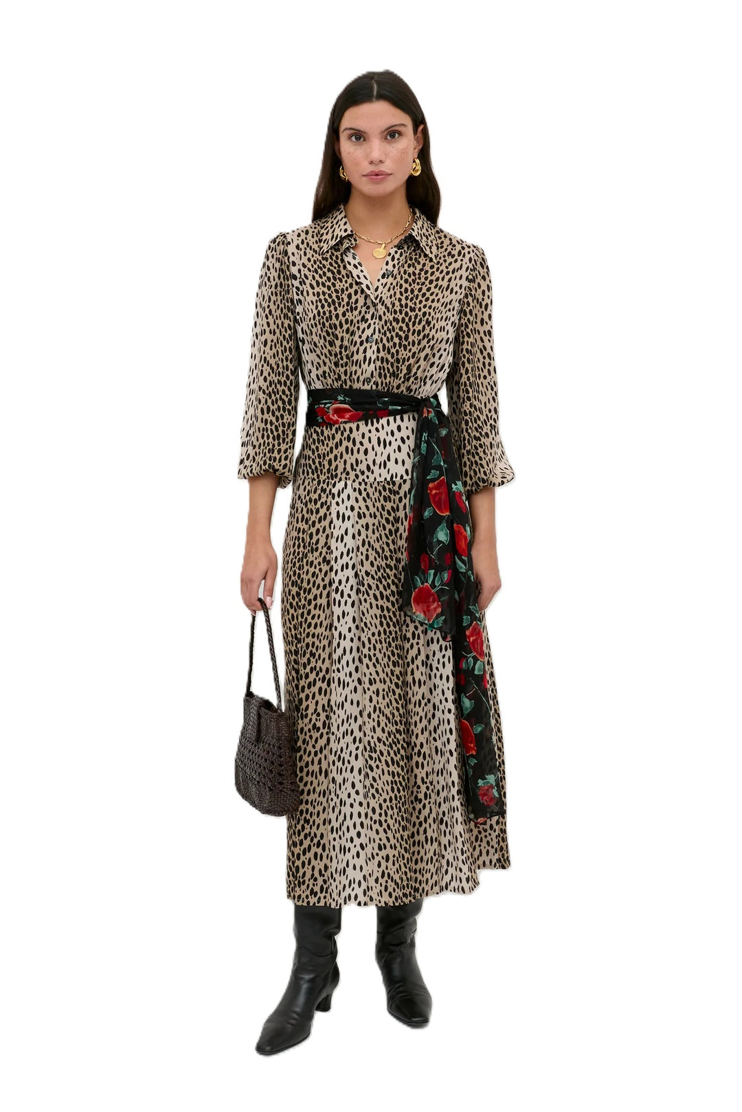 Kleid Rixo Izzy Dress Antelope Spot black. Feminines Kleid mit super schönem Leoprint. Das Kleid hat eine mittellange Länge und einen Kragen mit halber Knopfleiste. Der schöne V-Ausschnitt rundet das Design ab. In der Taille ist es schmal geschnitten, der Rockteil ist wieder etwas lässiger geschnitten. Die Ärmel sind 3/4 lang und können durch die Gummimanschette gerafft werden. 