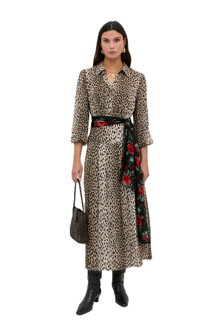 Kleid Rixo Izzy Dress Antelope Spot black. Feminines Kleid mit super schönem Leoprint. Das Kleid hat eine mittellange Länge und einen Kragen mit halber Knopfleiste. Der schöne V-Ausschnitt rundet das Design ab. In der Taille ist es schmal geschnitten, der Rockteil ist wieder etwas lässiger geschnitten. Die Ärmel sind 3/4 lang und können durch die Gummimanschette gerafft werden. 