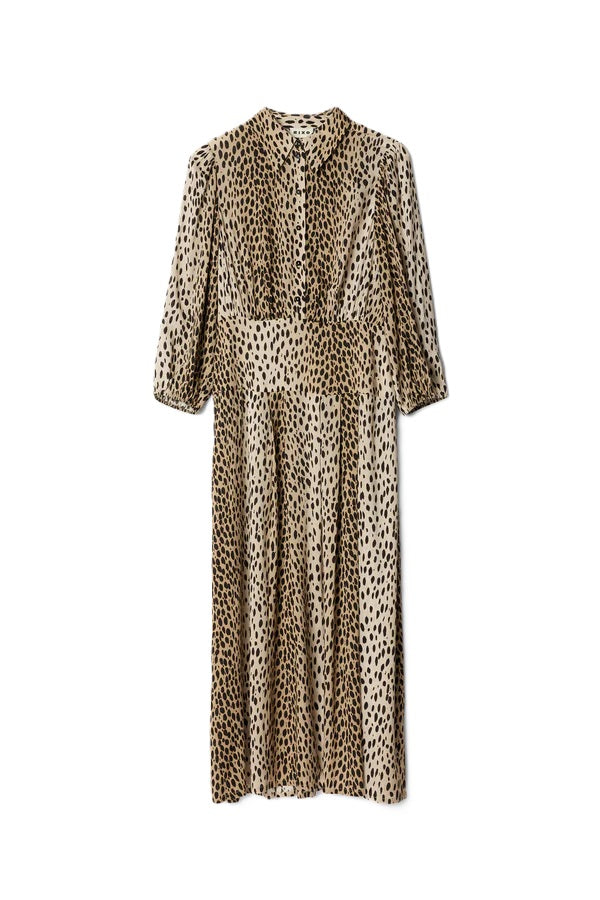 Kleid Rixo Izzy Dress Antelope Spot black. Feminines Kleid mit super schönem Leoprint. Das Kleid hat eine mittellange Länge und einen Kragen mit halber Knopfleiste. Der schöne V-Ausschnitt rundet das Design ab. In der Taille ist es schmal geschnitten, der Rockteil ist wieder etwas lässiger geschnitten. Die Ärmel sind 3/4 lang und können durch die Gummimanschette gerafft werden. 