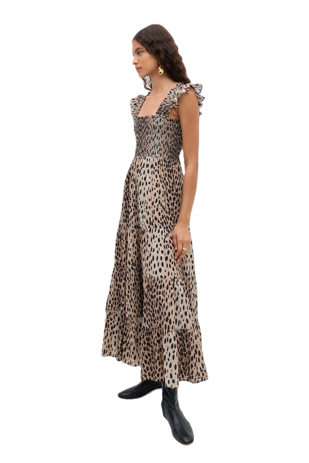 Kleid Rixo Kendall Cotton Mido Dress in Antelope Spot Black. Süßes und junges Kleid mit Leoprint. Das Kleid hat kleine Flügelärmel und breite Träger. Um die Brust und am Träger ist das Kleid gesmoked. Das Kleid ist lang, leicht ausgestellt und quer in Bahnen geschnitten. Die Ware ist sommerlich leicht, da aus 100% Baumwolle gefertigt.