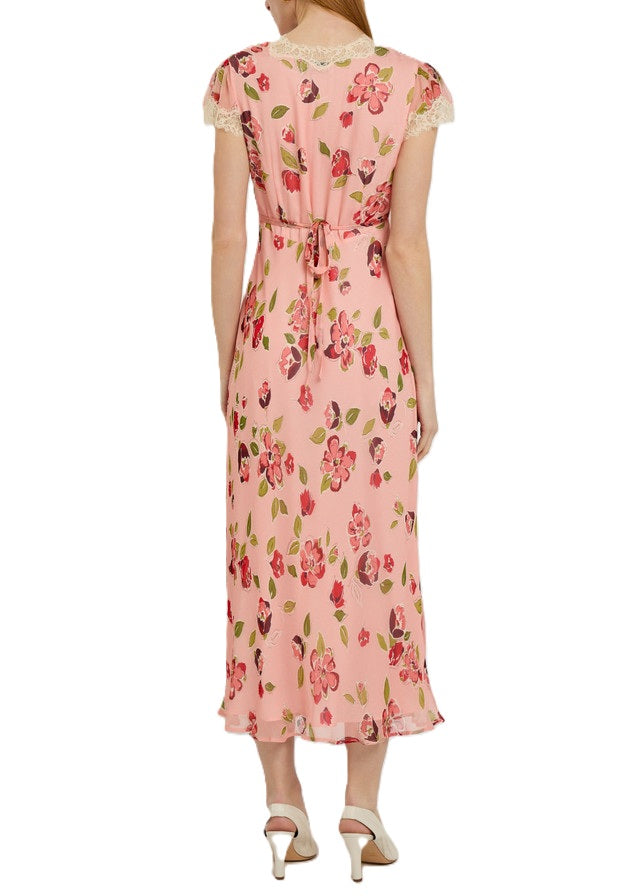 Kleid Rixo. Wunderschönes Kleid mit Blumenprint. Am Ausschnitt und am Ärmel ist das Kleid mit Spitze verziert. Am V-Ausschnitt wurde noch eine hübsche zarte Rose plaziert. Das Kleid hat einen kleinen Gürtel und ist lang geschnitten.