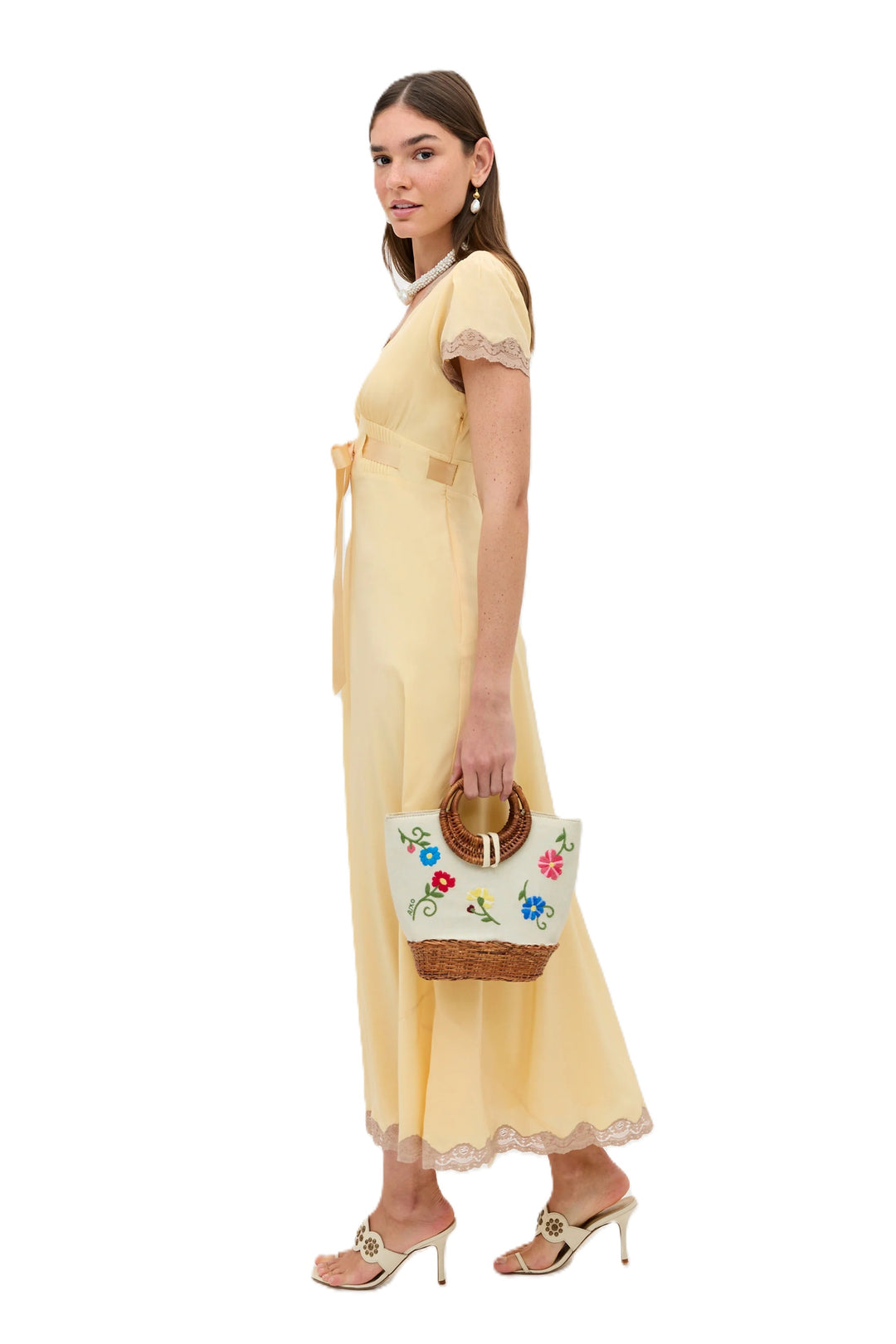 Kleid Rixo Marlice butter yellow in buttergelb. Das Kleid aus leichtem Seiden-Crêpe de Chine überzeugt mit einer eleganten, fließenden Silhouette. Der tiefe V-Ausschnitt, die Empire-Taille mit verstellbarem Satintaillenband und feinen Spitzenborten unterstreichen den femininen Charakter des Designs. Reisverschluss seitlich. 