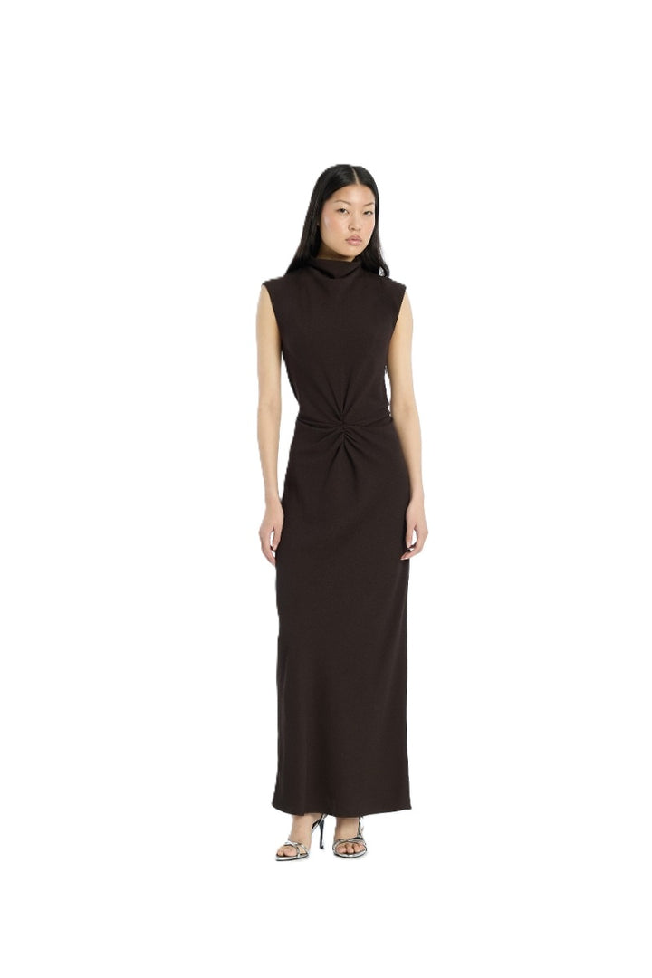 Kleid Rotate in dunkelbraun. Das ärmellose Midikleid besticht durch seinen hohen Ausschnitt und die Raffungen an der Taille. Es hat eine schmale Silhouette, einen Schlitz am Rücken und einen Knopfverschluss am Hals.