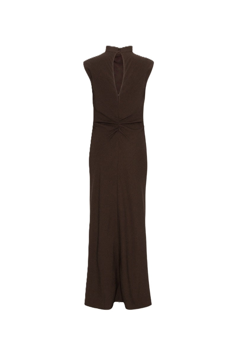 Kleid Rotate in dunkelbraun. Das ärmellose Midikleid besticht durch seinen hohen Ausschnitt und die Raffungen an der Taille. Es hat eine schmale Silhouette, einen Schlitz am Rücken und einen Knopfverschluss am Hals.