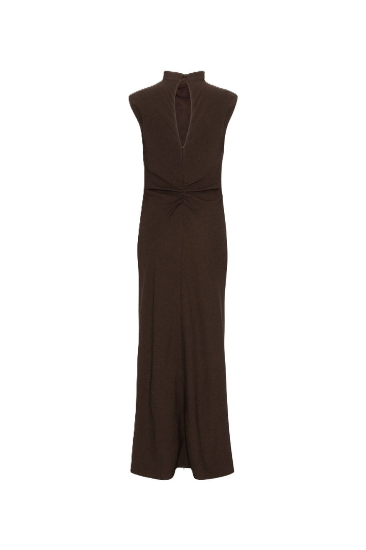 Kleid Rotate in dunkelbraun. Das ärmellose Midikleid besticht durch seinen hohen Ausschnitt und die Raffungen an der Taille. Es hat eine schmale Silhouette, einen Schlitz am Rücken und einen Knopfverschluss am Hals.